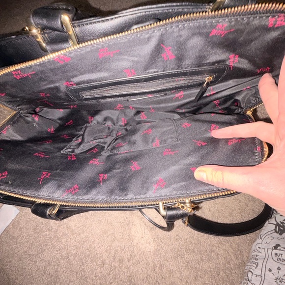 Amazing Betsey Johnson Black Heart-Quilted Shoulder Bag - Picture 2 of 2